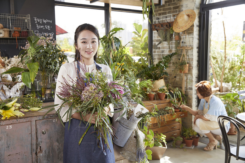 幸福母女一起打理精美花店图片