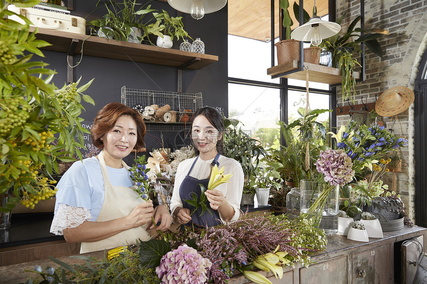 幸福母女一起打理花店图片