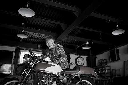 工厂修理摩托车的老人图片