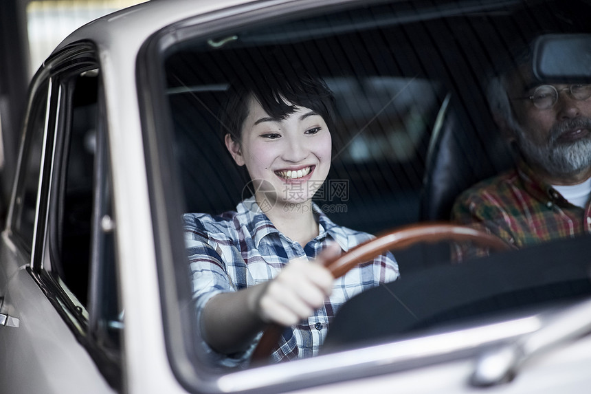 女人开心的开车图片