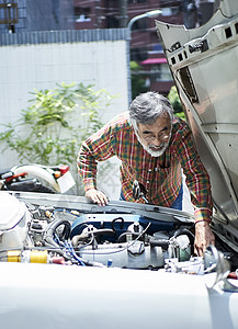修理汽车的老人职业高清图片素材