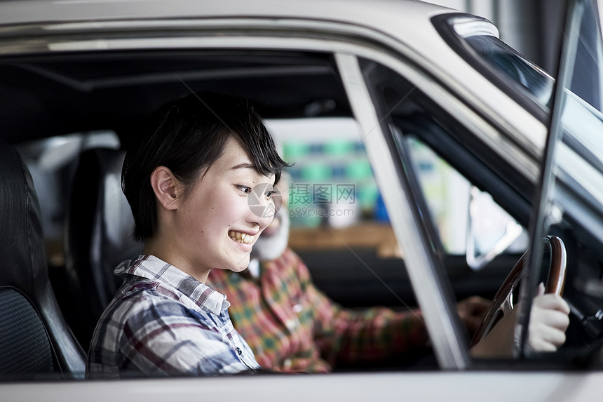 女孩开车带着爷爷外出游玩图片