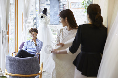 韩国人表示丈夫婚纱店婚纱婚礼策划新婚夫妇婚礼准备背景图片