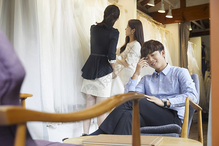 家庭年轻人韩国人婚纱店婚纱婚礼策划新婚夫妇婚礼准备背景图片