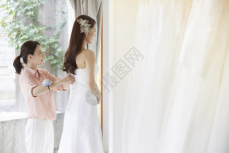 窗成年女子年轻女子婚纱店婚纱婚礼策划新婚夫妇婚礼准备背景图片