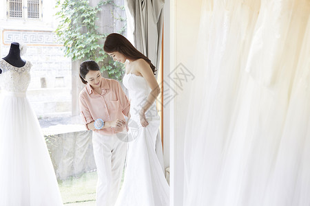 毒蛇韩国人青年婚纱店婚纱婚礼策划新婚夫妇婚礼准备背景图片