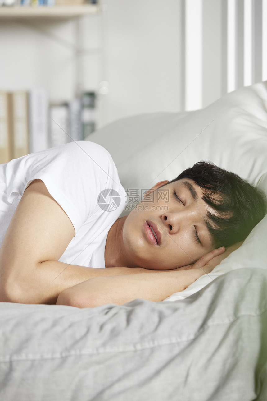 睡眠中的男性青年图片