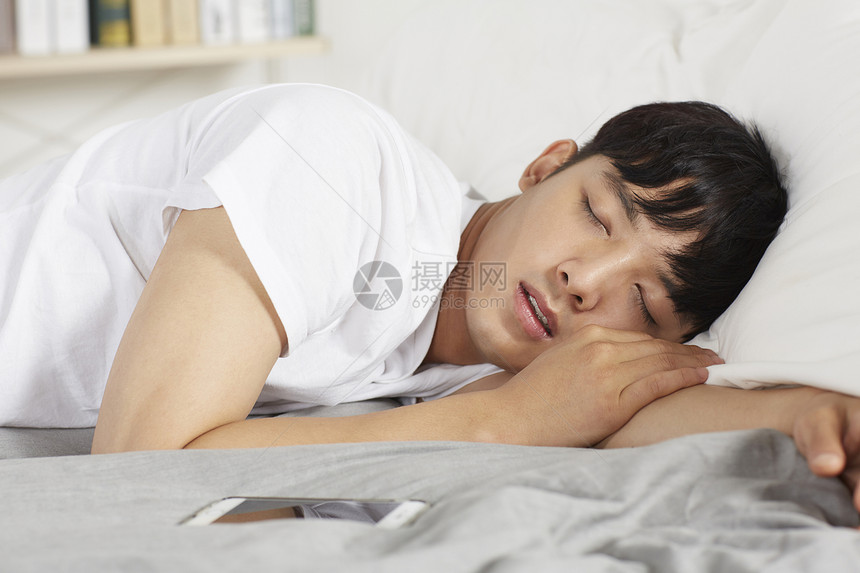 熟睡的男性青年图片