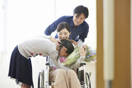 入院较年轻男男子解除现场家庭联结背景