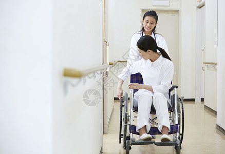 医护照顾病人推着轮椅图片