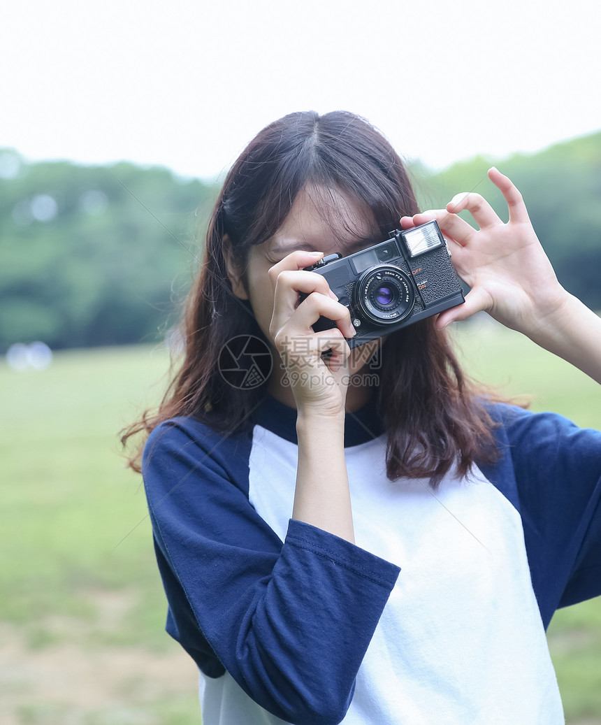 户外拍照的女孩图片