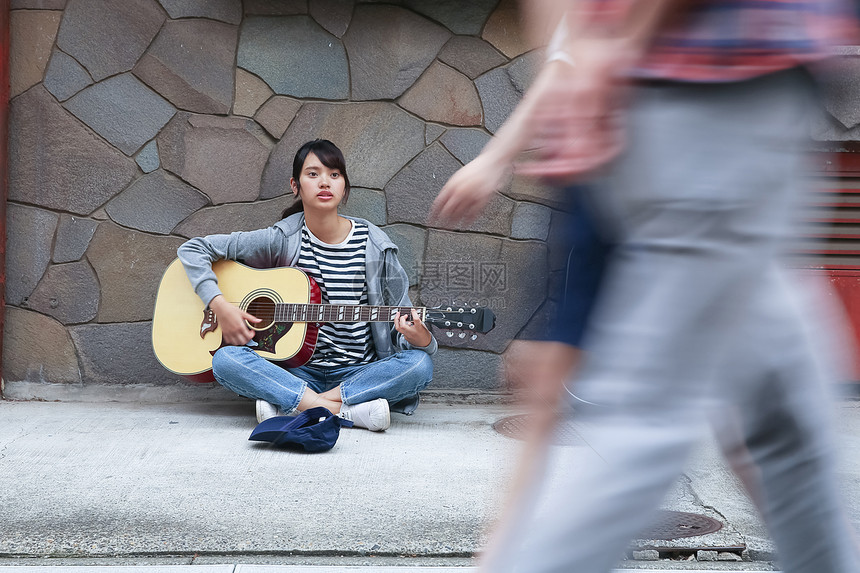 路边街头卖唱的女人