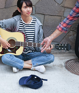 在街头弹吉他卖艺的学生年轻高清图片素材