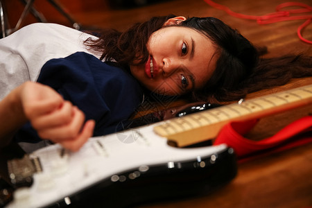 躺在吉他边上失落的女孩图片