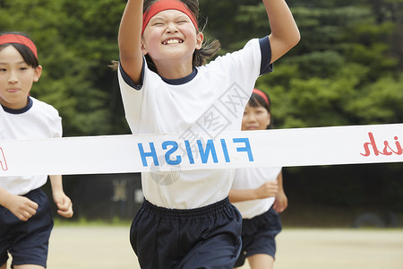 跑步比赛抵达终点的小学生图片