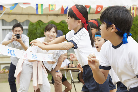 参加运动会跑步的小学生图片