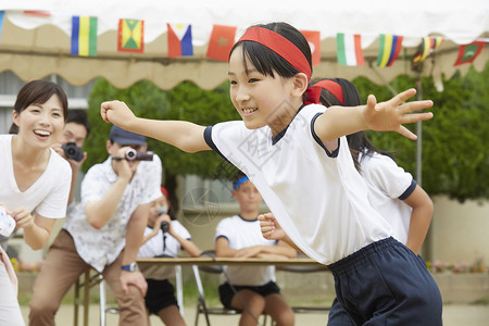 参加运动会跑步比赛的小学女生图片