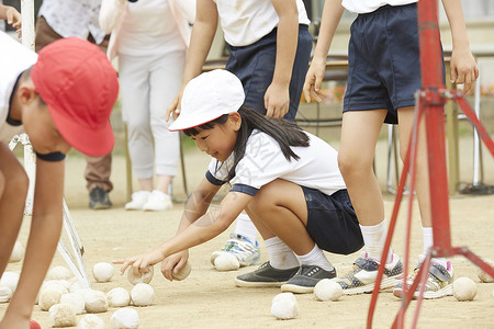 参加校园运动会的小学生图片