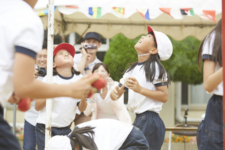 学校运动会积极的学生们图片