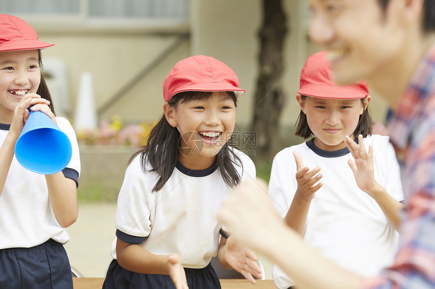 全力以赴小姑娘参加运动会图片