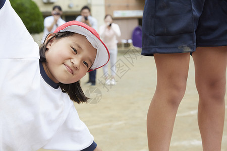 校园运动日做体操的小女生图片