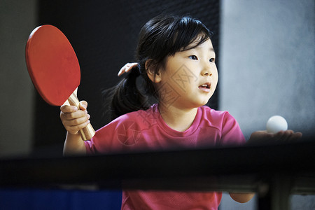打乒乓球真挚的小女孩图片