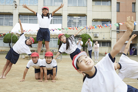 学校操场小学生做体操图片