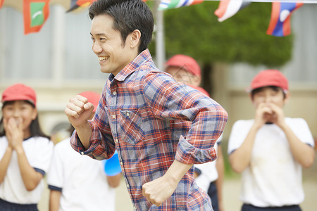 家长参加校园运动会比赛图片