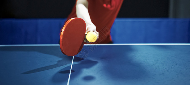 男运动员打乒乓球接球动作图片