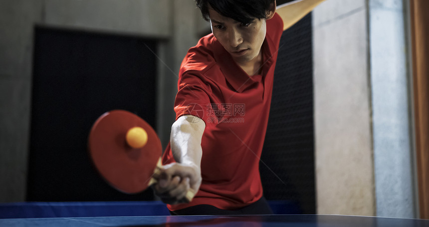 男乒乓球运动员击球动作特写图片