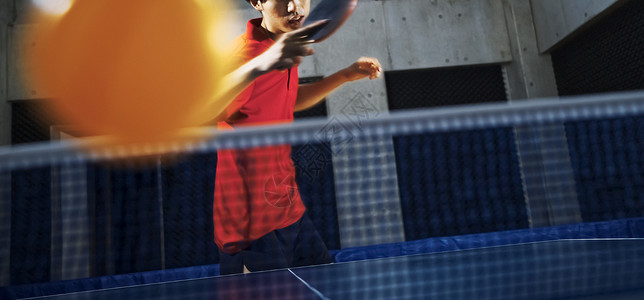 男乒乓球运动员击球动作特写背景图片