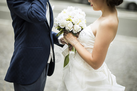 情侣婚纱写真手捧花特写图片