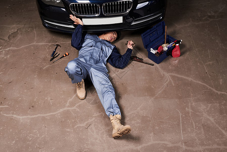 穿着工作服维修汽车的成年男子职业的高清图片素材