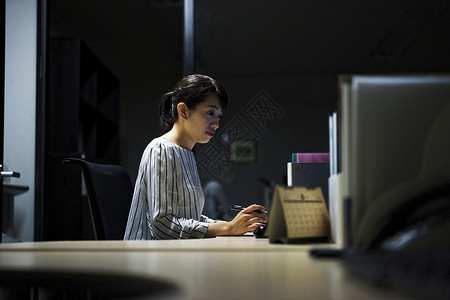 一个男人一间办公室女企业家职业女加班工作深夜图片