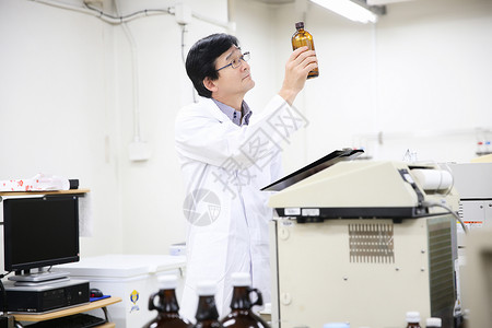 化学生物研究人员在实验室查看药品图片