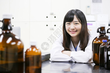 在实验室研究药品的实验人员图片