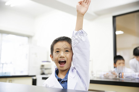 男孩在化学课上举手图片