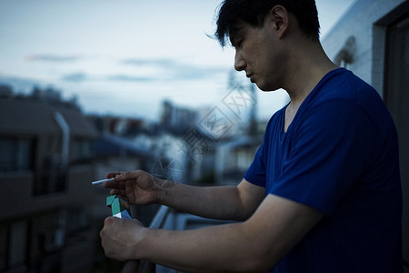 阳台抽烟孤独忧伤的男性背景