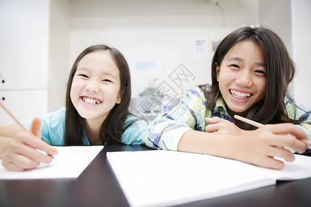 室内注视镜头的小学生图片