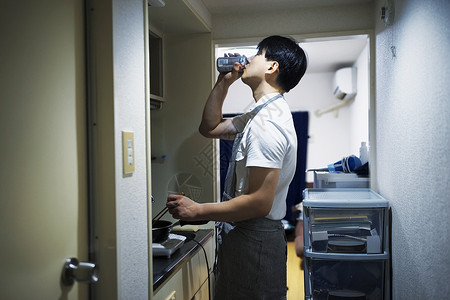 户内煮饭的男人图片