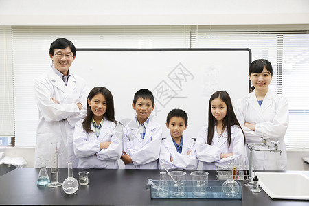 老师和小学生上化学实验图片