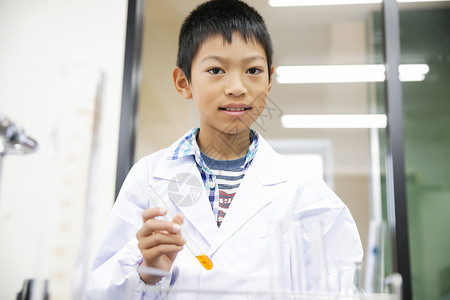 小男孩上化学实验图片
