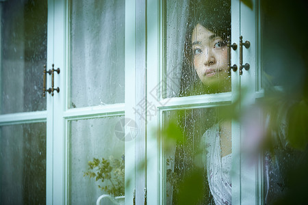 在雨中散步的年轻忧郁女性美颜高清图片素材