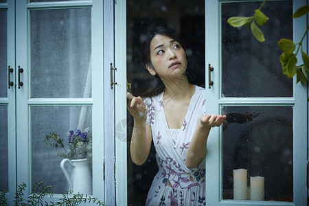 在雨中散步的年轻忧郁女性梅雨高清图片素材