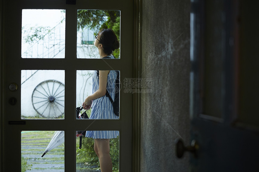 在雨中散步的年轻忧郁女性图片