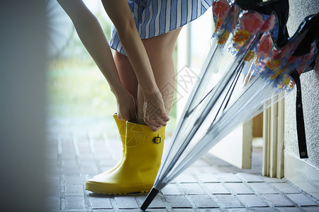暴雨黄色预警在雨中散步的年轻忧郁女性背景