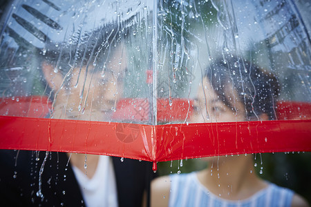 在雨中撑伞的情侣图片