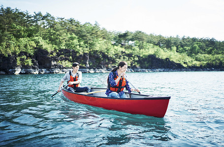 旅游休闲假期划独木舟的夫妇图片