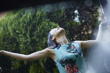 雨中漫步的年轻女人图片