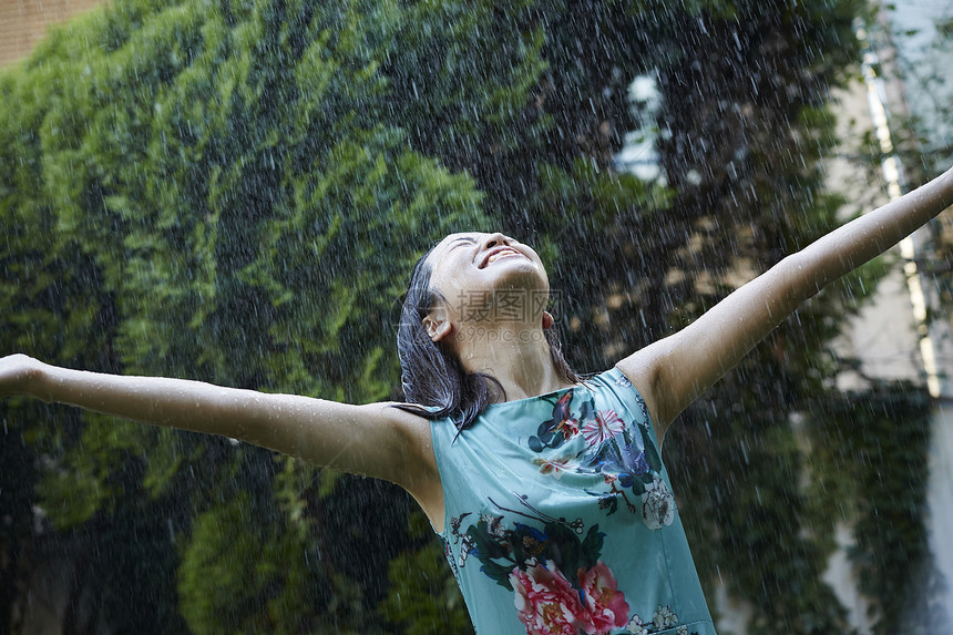 雨中的小女孩展开双臂图片